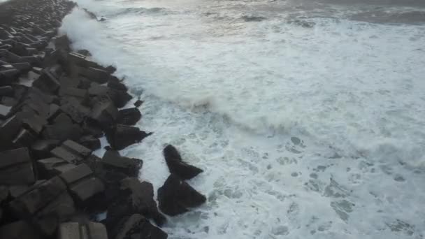 Мощные Волны Разбиваются Пирсе — стоковое видео