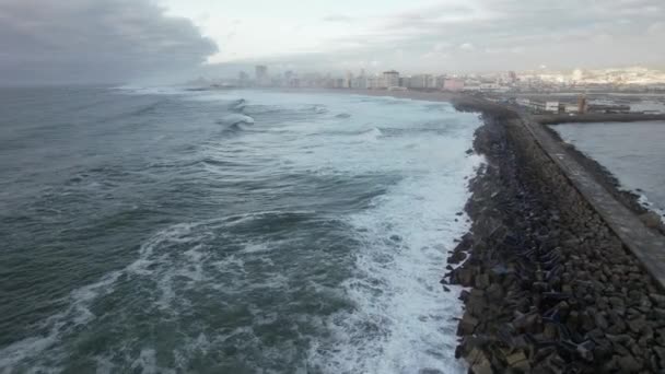 Άγρια Κύματα Των Ωκεανών Συγκρούονται Παράκτιους Βράχους — Αρχείο Βίντεο