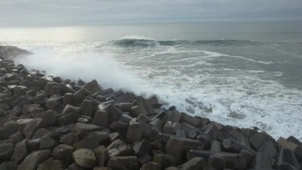 Morskie Fale Wybuch Skalistym Brzegu — Wideo stockowe