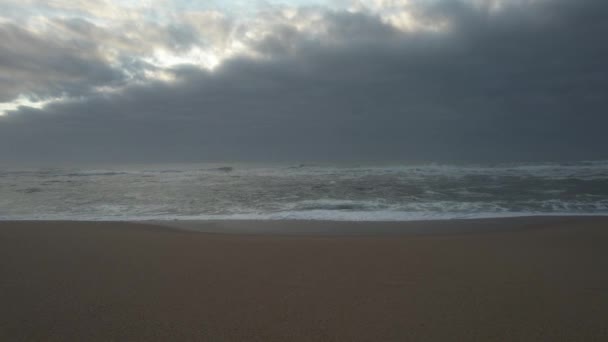 Storm Golven Het Strand Bij Zonsondergang — Stockvideo