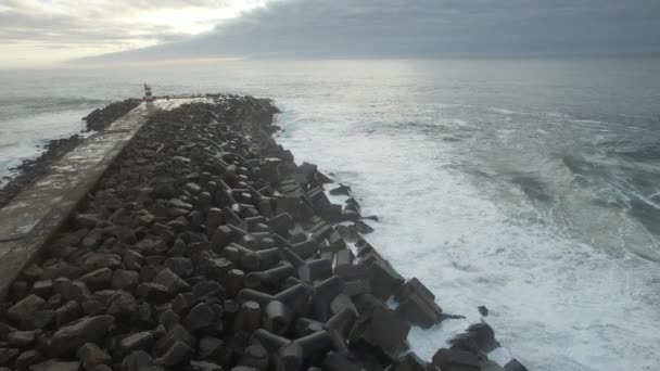 Fortes Ondas Mar Bater Pier Rocks — Vídeo de Stock