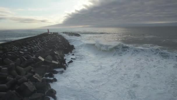 Olas Playa Golpeando Rocas Del Muelle — Vídeo de stock