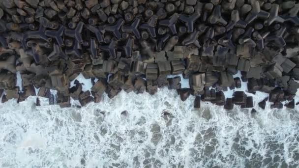 波が岩の海岸線に衝突 — ストック動画