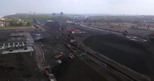 Heavy Machinery Working Coal Terminal Conveyor System Mangalore India Aerial — Stockvideo