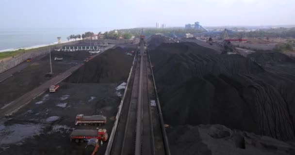 Voando Sobre Sistema Industrial Correia Transportadora Entre Pilha Carvão Terminal — Vídeo de Stock