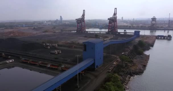 Extensive Area Mangalore Port Sight Trucks Coal Stack Coast India — ストック動画