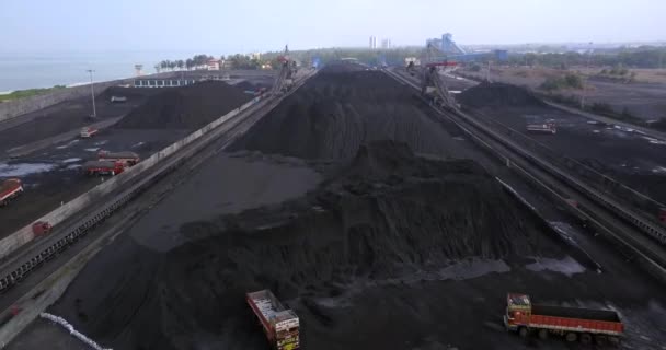 Excavator Trucks Coal Ash Landfill Pelabuhan Mangalore India Pullback Udara — Stok Video