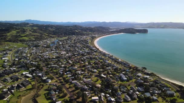 青い空にニュージーランドのクックビーチの景色夏の日 — ストック動画