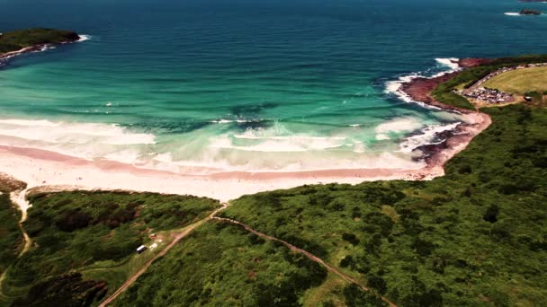 Doğanın Arka Planında Bir Sahilin Havadan Çekilmiş Görüntüleri — Stok video