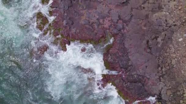 Wellen Brechen Über Die Felsen — Stockvideo