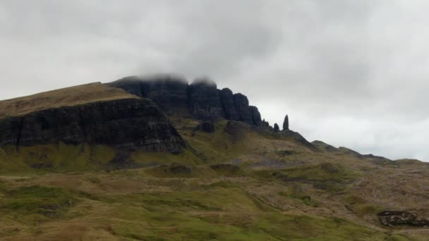 Voo Sobre Trotternish Ilha Skye Scotlands Velho Homem Storr — Vídeo de Stock