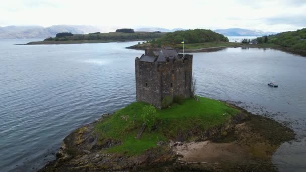 Skóciai Castle Stalker Légi Képe Hátrafelé — Stock videók