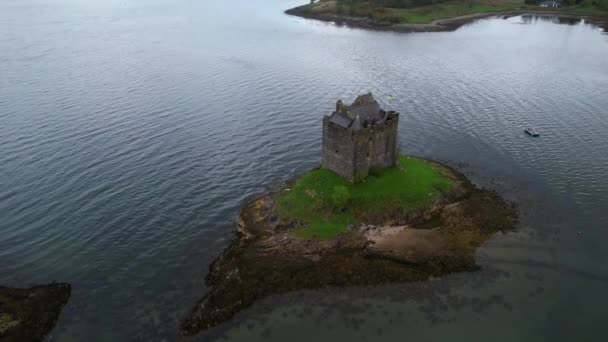 Uma Vista Aérea Próxima Castle Stalker Loch Laich Numa Manhã — Vídeo de Stock
