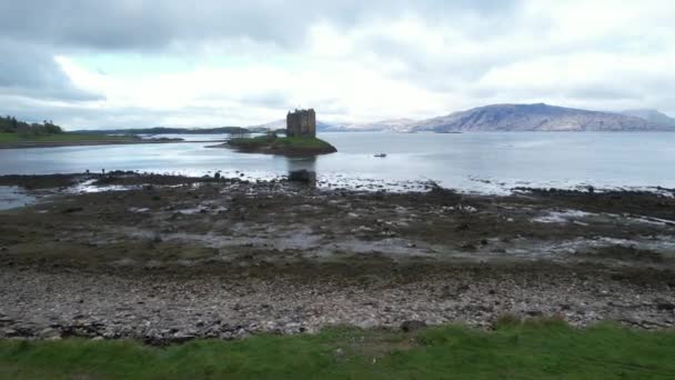Εναέρια Πίσω Βολή Επανδρωμένου Αεροφωτογραφία Του Castle Stalker Στη Σκωτία — Αρχείο Βίντεο