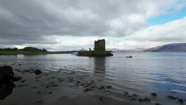 Aerial Forward Drone Shot Castle Stalker Argyll Escócia Este Castelo — Vídeo de Stock