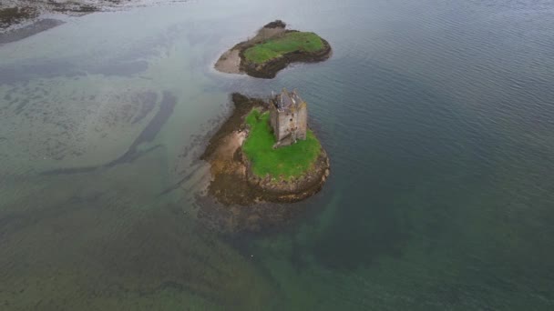Αεροφωτογραφία Περιστρεφόμενη Πάνω Όψη Αεροφωτογραφία Του Castle Stalker Στη Σκωτία — Αρχείο Βίντεο