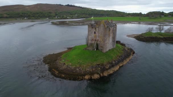 スコットランドのアーガイルにある城のストーカー この城は オバンとグレン コーの中間のロッホ ライヒの潮島に位置しています 回転ショット — ストック動画