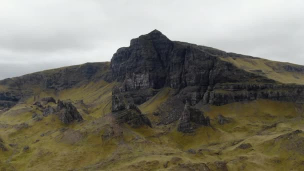 Vista Aérea Sobre Hermoso Paisaje Escénico Skye Escocia — Vídeos de Stock