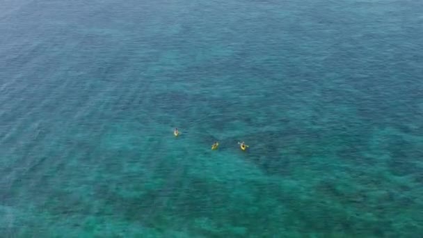 Три Человека Желтых Каяках Гребущие Мелководье Голубой Тропической Воды Воздушные — стоковое видео