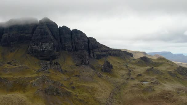 Volo Sopra Old Mand Storr Nella Penisola Trotternese Dell Isola — Video Stock