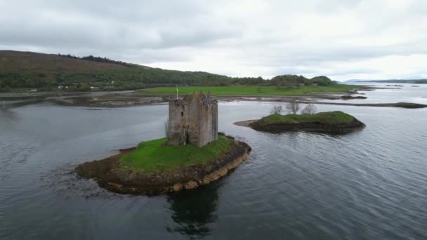 Güneşli Bir Sabahta Loch Laich Teki Castle Stalker Hava Yakın — Stok video