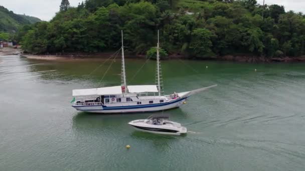 Vista Aérea Dois Barcos Cruzando Muito Perto Bela Praia Tropical — Vídeo de Stock