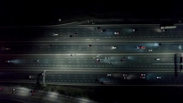 Geceleri Otoyol Trafiğinde Koşuşturan Arabalar Yukarıdan Uçan Manzaralar Kanada Otoyolu — Stok video