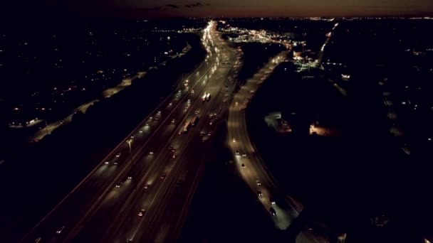 Drone Lövés Felülről Autópálya Autók Éjjel Ahogy Járművek Utaznak Külváros — Stock videók