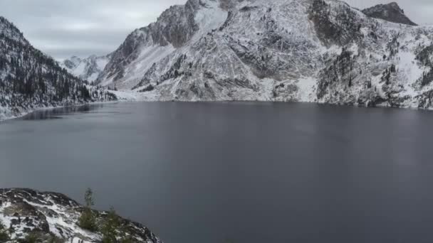 Drone Clip Lac Montagne Alpin Avec Neige Partout Grand Pic — Video