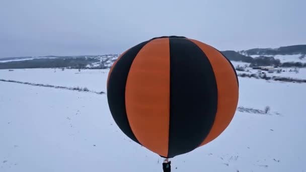 Fpv Drone Shot Air Balloon Volant Dessus Paysage Blanc Hiver — Video