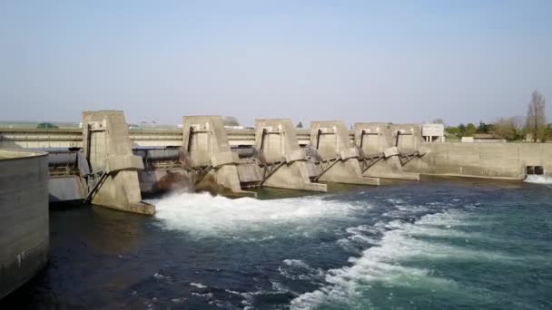 法国罗纳河上一座水电站周围的空中景观 低空飞行 无人驾驶飞机射击 罗什德格伦 — 图库视频影像