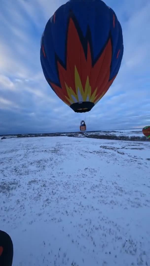 Вертикальный Fpv Беспилотник Вид Красочный Воздушный Шар Летящий Над Снегом — стоковое видео