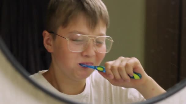 Happy Boy Beim Zähneputzen Vor Dem Spiegel Mittlerer Statischer Schuss — Stockvideo