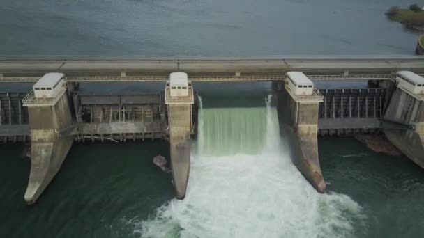 Αεροφωτογραφία Του Νερού Που Ρέει Μέσα Από Ένα Υδραυλικό Φράγμα — Αρχείο Βίντεο