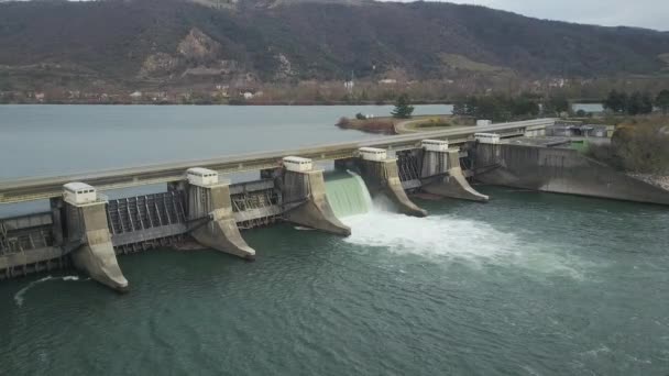 法国阿拉斯设有明水闸的水力大坝的空中景观 静态无人机发射 — 图库视频影像