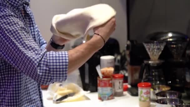 Chef Hand Tossing Pizza Dough Cerca — Vídeos de Stock