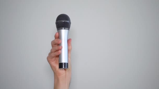 Ember Keze Egy Mikrofont Tart Oda Vissza Hadonászik Tagadásban — Stock videók
