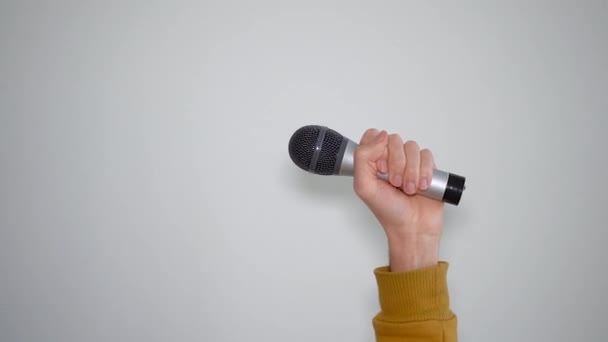 Main Levée Tenant Microphone Gris Concept Protestation Élever Voix — Video