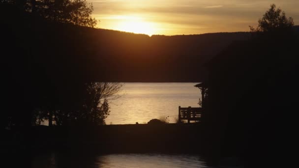 Güzel Film Kanada Yakınlarındaki New England Gölünde Gün Batımına Bakıyor — Stok video