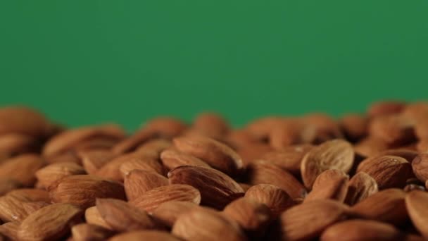 크로마 화면에 Almonds 슬로우 카메라 팬에서 오른쪽으로 — 비디오