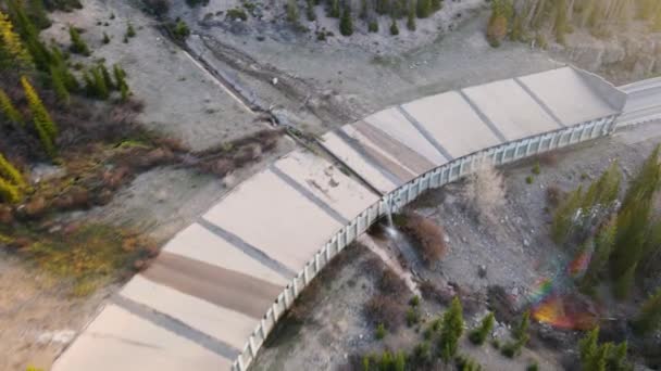 Galleria Del Traffico Con Flusso Ghiaccio Scioglie Nella Foresta Nazionale — Video Stock