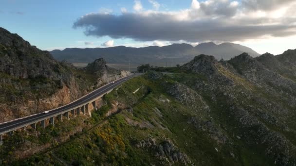 Exotische Autobahn Südafrikanischer Berglandschaft Sonniger Lebendiger Tag Luftaufnahme — Stockvideo