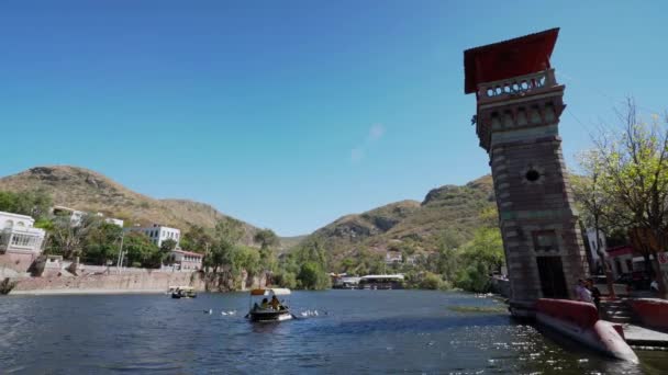 Die Columbia River Ein Rotes Handelsboot Fährt Einem Überwiegend Klaren — Stockvideo