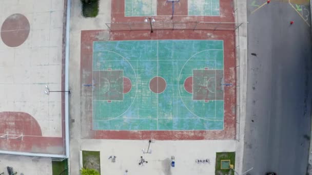 Una Escuela Moderna Con Una Cancha Baloncesto Junto Edificio Residencial — Vídeo de stock