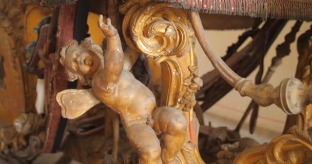 イタリア ナポリのセルトサ マルティーノの博物館内の馬車に乗って木製の彫刻のショットを閉じます — ストック動画