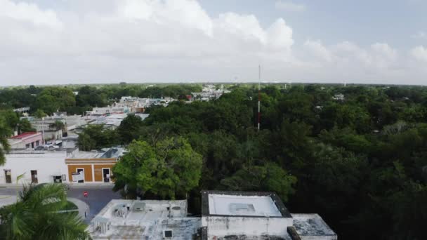 Blick Aus Der Vogelperspektive Auf Eine Kleine Stadt Hang Eines — Stockvideo