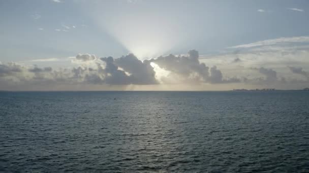 メキシコ オアハカ州プエルト エスコンディドの美しい夕日と静かな海 空中ドローン撮影 — ストック動画