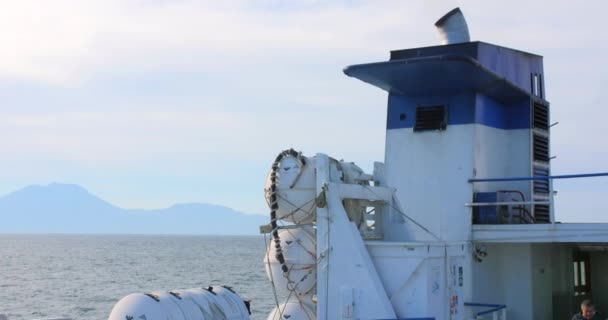 一艘在海上航行的渡船的漏斗烟堆 — 图库视频影像