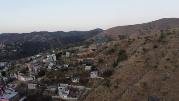 Tiro Aéreo Casas Meio Plantas Contra Montanha Pôr Sol Drone — Vídeo de Stock