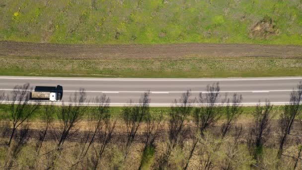 晴れた春の日に森の風景の風景を介して高速道路上の様々な車の空中ショットをトップダウン 半トラック ローリー 交通状況の車 — ストック動画